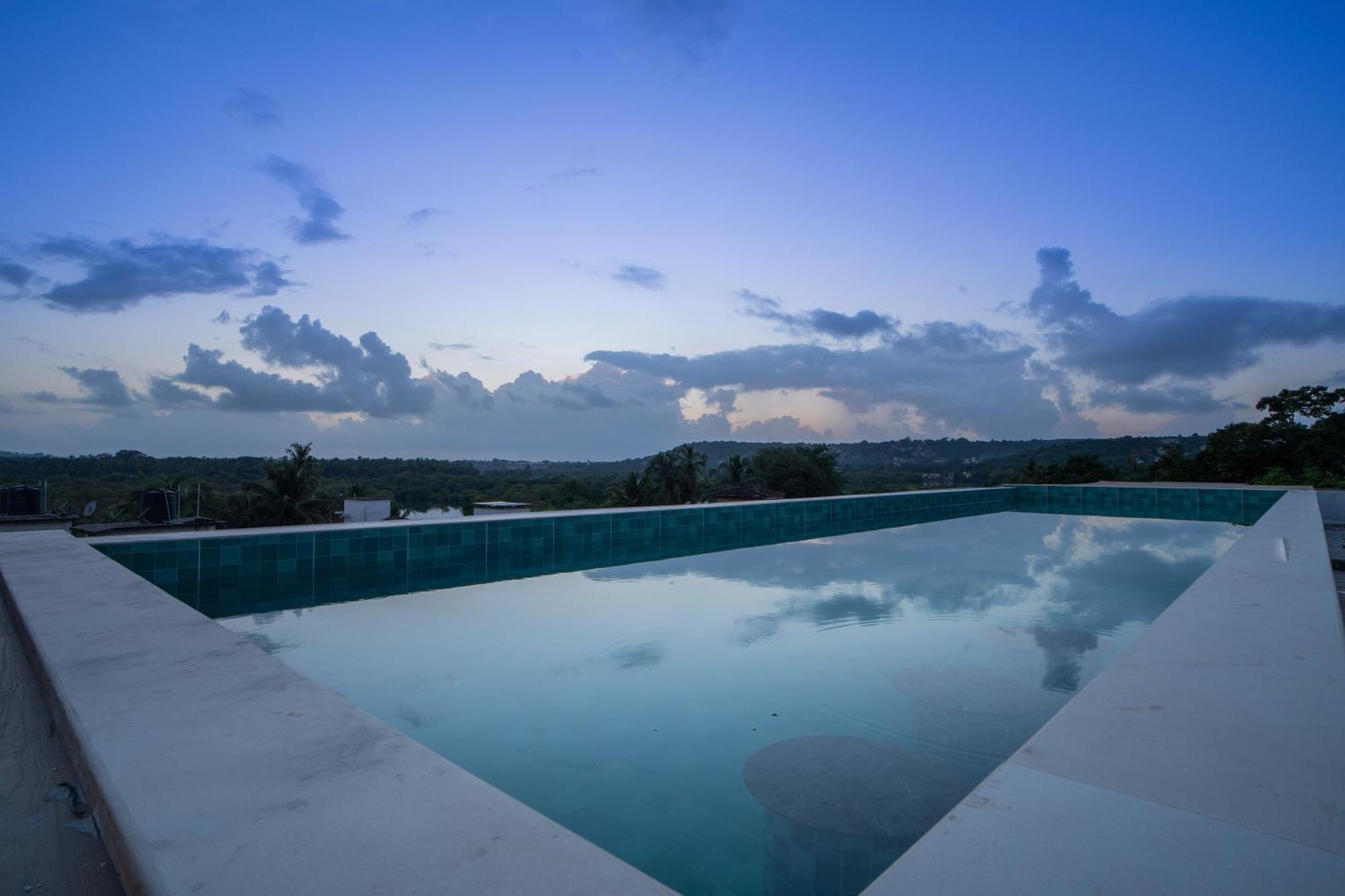Elivaas 1 Bhk With Rooftop Pool - Kamerios Verano