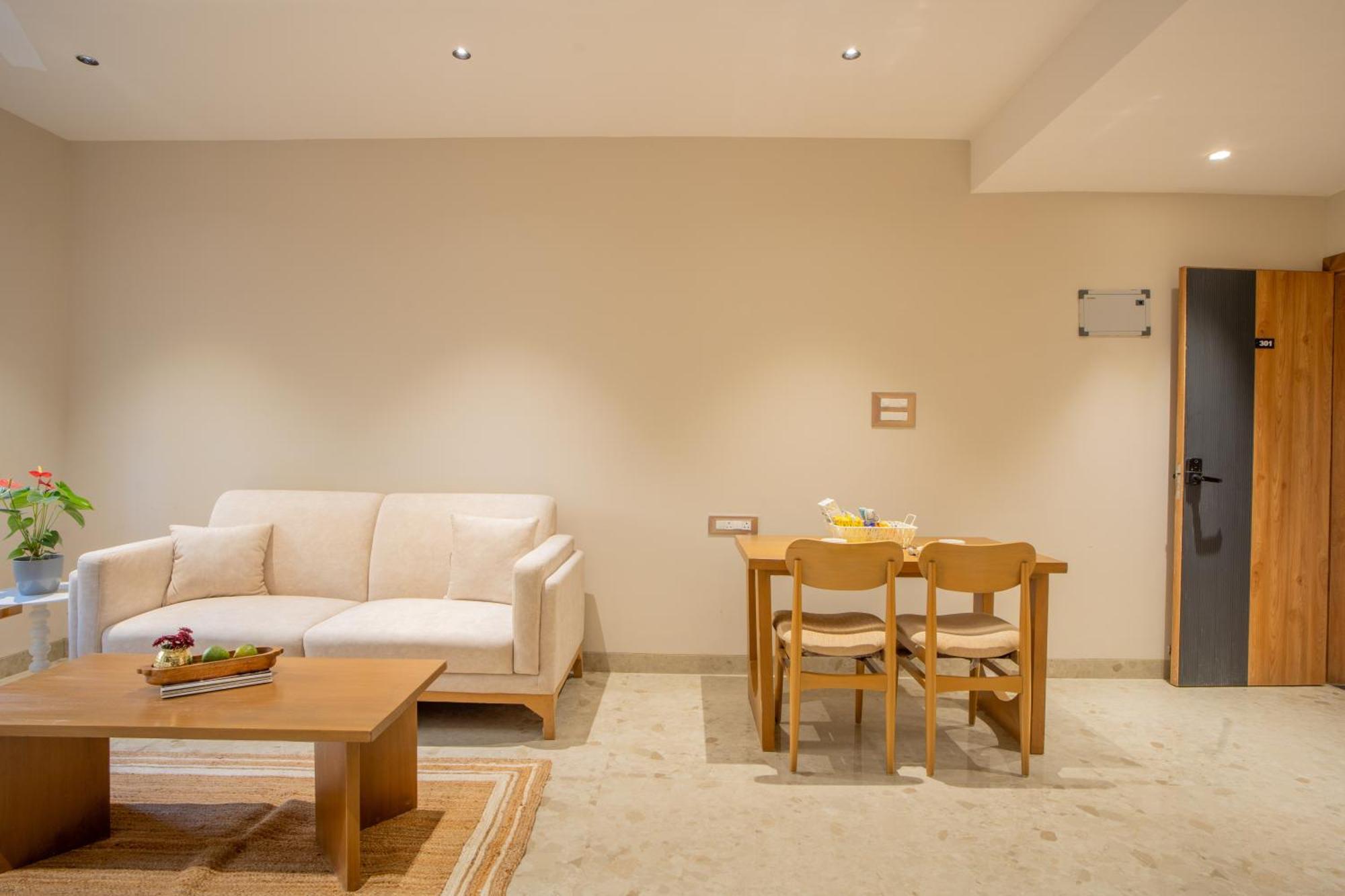 Elivaas 1 Bhk With Rooftop Pool - Kamerios Verano Apartment