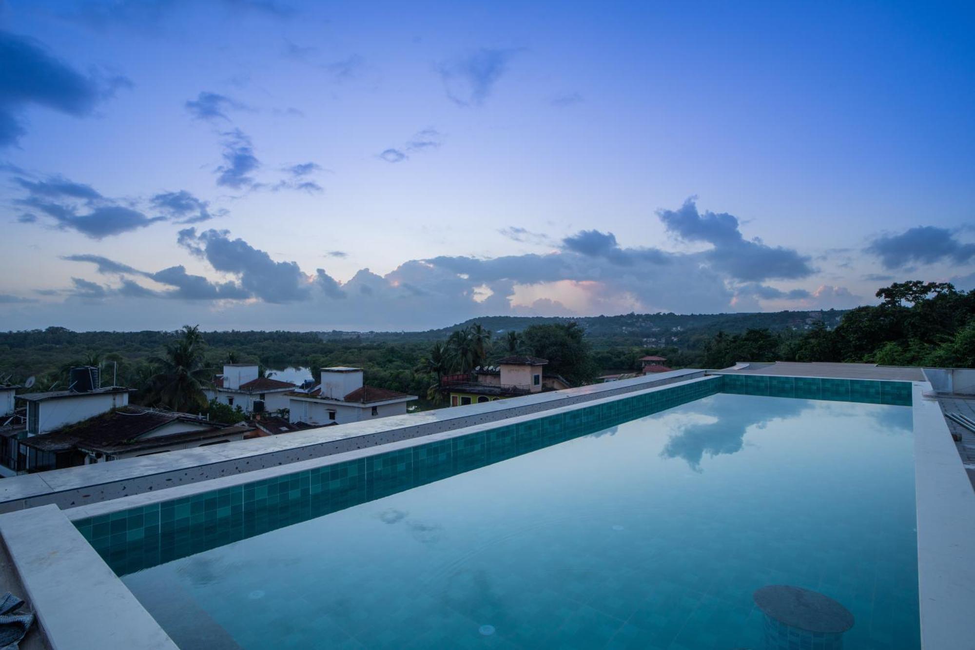 Elivaas 1 Bhk With Rooftop Pool - Kamerios Verano Apartment *