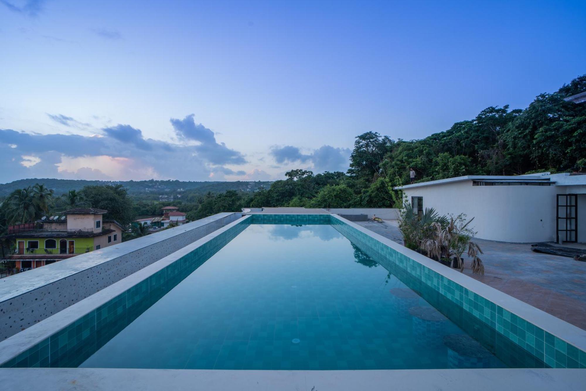 Elivaas 1 Bhk With Rooftop Pool - Kamerios Verano Apartment *