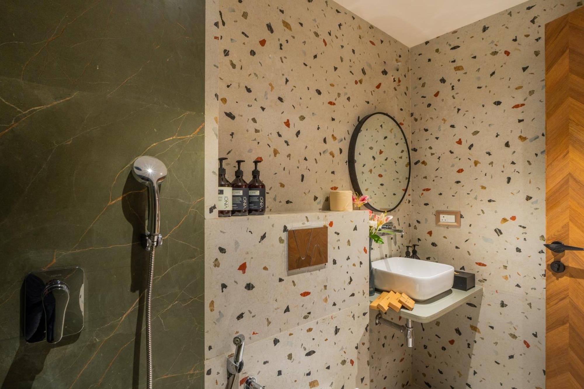 Elivaas 1 Bhk With Rooftop Pool - Kamerios Verano Apartment *