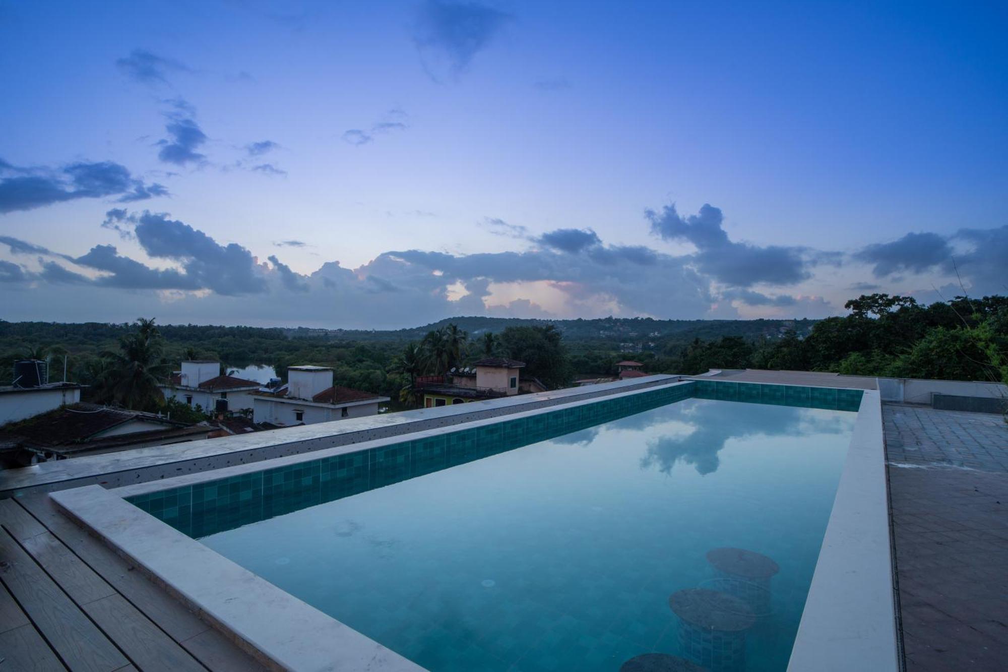 Elivaas 1 Bhk With Rooftop Pool - Kamerios Verano