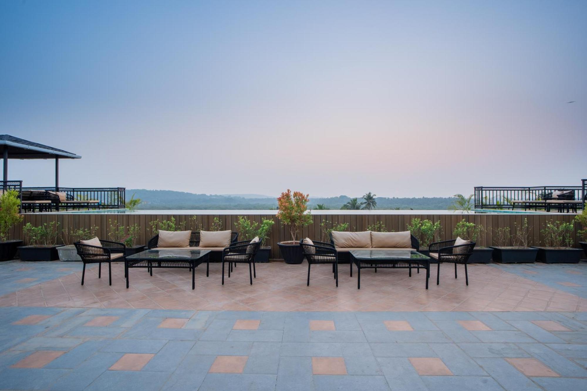 Elivaas 1 Bhk With Rooftop Pool - Kamerios Verano Apartment Nerul (Goa)